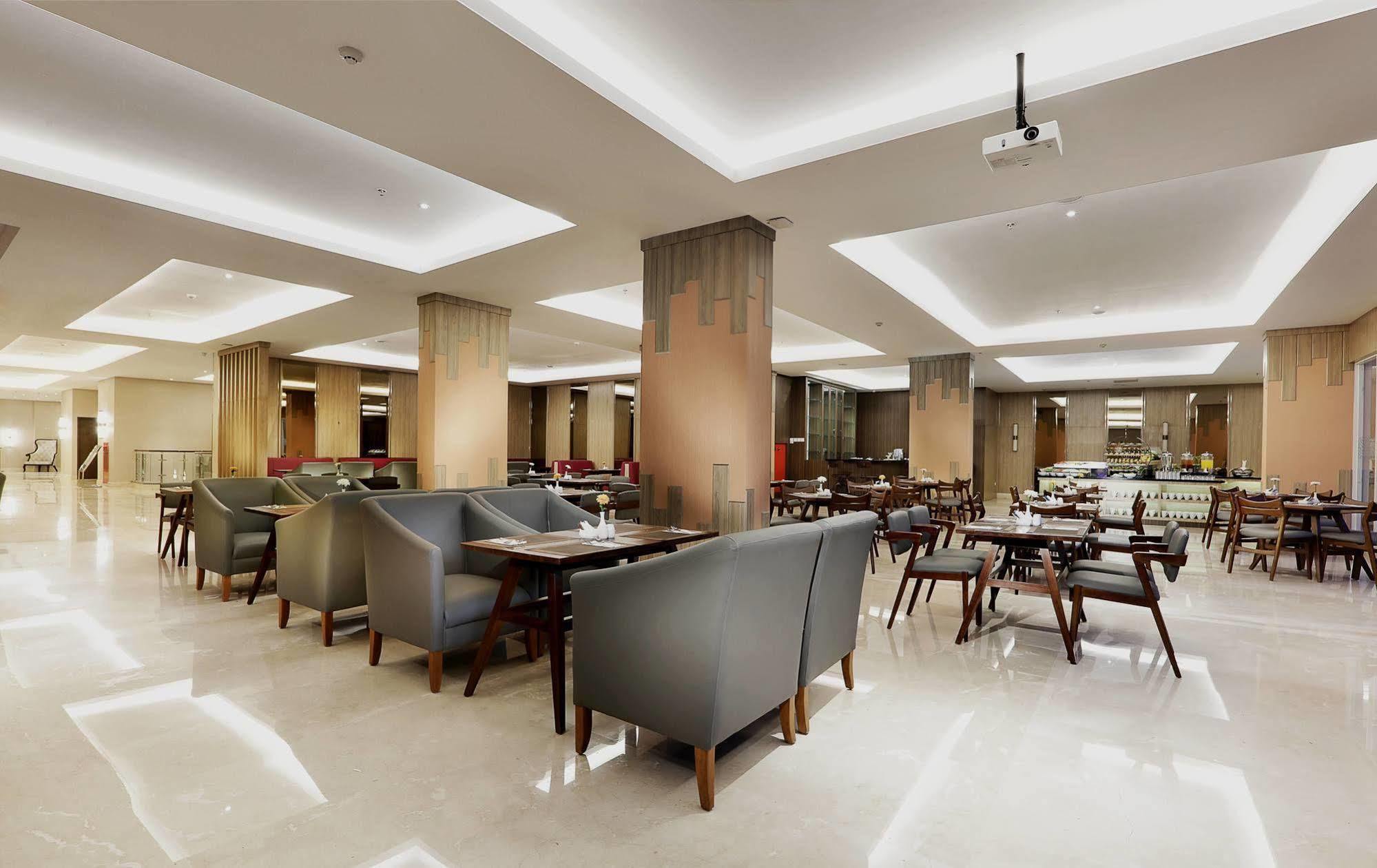 Harper Perintis By Aston Hotel Makassar Eksteriør billede